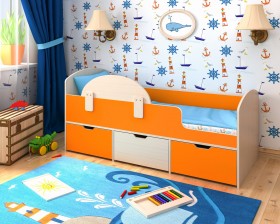 Кровать Малыш-мини с бортиком Дуб молочный/Оранжевый в Барнауле - barnaul.katalogmebeli.com | фото